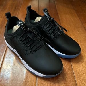 NEW Women’s classic Clove shoes in Night Shift, size 7